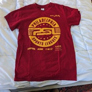 Gildan red Philadelphia sports leagues tee. Small